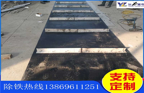 不銹鋼除鐵器皮帶廠家服務(wù)湖南皮帶懸掛式除鐵器，除鐵器卸鐵皮帶主要是安裝在各個型號的電磁、永磁自卸式除鐵器上，當(dāng)輸料皮帶上的散狀物料經(jīng)過自卸除鐵器底部時，混雜在物料中的鐵磁性雜質(zhì)在除鐵器磁芯強(qiáng)大的磁場力作用下被吸附到除鐵器卸鐵皮帶上，由不停運(yùn)轉(zhuǎn)的卸鐵皮帶將吸附住的鐵雜質(zhì)刮出，卸進(jìn)集鐵箱，從而達(dá)到自動連續(xù)除鐵的目的。無需人工清理，實(shí)現(xiàn)了自動化除鐵。  一、不銹鋼除鐵器皮帶廠家服務(wù)湖南皮帶懸掛式除鐵器選型指南：  1.提供卸鐵皮帶準(zhǔn)確的帶寬、周長及厚度。  2.了解清楚所需卸鐵皮帶為一次性成型的環(huán)帶還是帶接頭式的，其次確認(rèn)卸鐵刮板為膠條一體式刮板還是不銹鋼刮板。  注：一般情況下，除鐵器生產(chǎn)廠家在生產(chǎn)除鐵器時用的是一次性成型的環(huán)帶，但用戶在后期更換時，一次性成型的環(huán)帶不方便更換及安裝，需將除鐵器大拆大卸，套上卸鐵皮帶之后，然后重新組裝，更換非常麻煩。帶接頭式的卸鐵皮帶就很大程度上解決了這一問題，省去了拆裝除鐵器的過程，只需要將皮帶安裝之后在接頭處對接即可,省時省力，結(jié)實(shí)耐用。  二、不銹鋼除鐵器皮帶廠家服務(wù)湖南皮帶懸掛式除鐵器  除鐵器接通電源后，勵磁系統(tǒng)產(chǎn)生強(qiáng)大的磁場，當(dāng)輸送機(jī)械上的散狀物料經(jīng)過除鐵器下方時，混雜在物料中的鐵磁性雜物，在除鐵器磁場力作用下被不斷吸起(鐵磁性雜物重量為0.1-25kg)，吸附在除鐵器下表面上，當(dāng)需要除去吸附在除鐵器上的鐵磁性雜物時，可將除鐵器移至集鐵箱上方，切斷勵磁電源設(shè)備磁場消失，鐵磁性雜物在重力作用下掉入集鐵箱中。