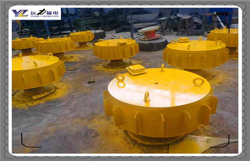 江西RCDC-8電磁除鐵器原理生產(chǎn)廠家_選型_河北江西RCDC-8電磁除鐵器原理生產(chǎn)廠家工作原理_價(jià)格，RCDC系列風(fēng)冷自卸式電磁除鐵器，是在RCDA系列風(fēng)冷懸掛式電磁除鐵器的基礎(chǔ)上增加了驅(qū)動(dòng)電機(jī)、滾筒、帶刮板的卸鐵膠帶等組成的卸鐵機(jī)構(gòu)。在工作過(guò)程中卸鐵機(jī)構(gòu)自動(dòng)將卸鐵皮帶上吸附的鐵磁性物質(zhì)拋到除鐵器以外的集鐵箱內(nèi)，無(wú)需停電人工清理，實(shí)現(xiàn)了除鐵自動(dòng)化。  一、江西RCDC-8電磁除鐵器原理生產(chǎn)廠家_選型_河北江西RCDC-8電磁除鐵器原理生產(chǎn)廠家工作原理_價(jià)格  1、在鋼鐵廠、水泥廠、多用于礦渣除鐵和保護(hù)輥壓機(jī)、立磨、破碎機(jī)等重要設(shè)備。  2、計(jì)算機(jī)模擬設(shè)計(jì)。  3、結(jié)構(gòu)簡(jiǎn)單，易維護(hù)。  4、磁場(chǎng)強(qiáng)、功率大、磁透深度大。  5、采用軸流風(fēng)機(jī)散熱線效果良好，電磁線圈溫升低。  6、用于輸送膠帶上任何物料的除鐵，對(duì)各種型號(hào)的破碎機(jī)、磨機(jī)等設(shè)備起著可靠的保護(hù)作用。