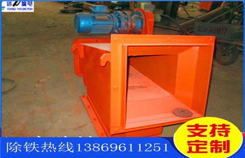 海南超強磁液體管道除鐵器_海南超強磁液體管道除鐵器批發(fā)價格_使用說明書原理型號，強磁除鐵器中的核心部件永磁體是以釹鐵硼稀土材料加工而的，很多人好奇那么除鐵器中的永磁體的磁性到底能維持多久呢?若是照正常的存儲條件的話，永磁鐵10年時間損失的磁場強度也不應該超出1%。不過實際使用中，卻是有如下情況會大大加速強磁除鐵器磁力的衰減速度：  一、海南超強磁液體管道除鐵器_海南超強磁液體管道除鐵器批發(fā)價格_使用說明書原理型號  1、 過高的溫度：強磁除鐵器所處的周圍環(huán)境溫度如果高于釹鐵硼材料的穩(wěn)定溫度范圍就會加速其失磁，熱量會顯著降低永磁體的磁性。標準的釹鐵硼稀土材料的最高穩(wěn)定溫度為80℃。耐高溫永磁體一般在140℃。而鋁鎳鈷永磁體的最高使用溫度能都達到540℃，釤鈷永磁體及鐵氧體差不多是300℃。  3、 物理損傷：強磁除鐵器所用永磁材料的物料特性決定了，其整體是較為脆弱的，若是受到外力的撞擊很容易出現斷裂。受到外力損傷破損之后的釹鐵硼永磁體，磁性將會下降。  3、 焊接工藝：強磁除鐵器制造或安裝時永磁體周圍的焊接操作也會導致其磁性能下降，這一般是因為焊接過程中產生的熱量或電流所導致的。  4、 有液體侵蝕：若是強磁除鐵器的外殼受損，潮濕的空氣就有可能進入設備內，跟永磁鐵的鍍層相接觸，久而久之就會讓磁性材料產生氧化，進而造成其磁性能的衰減。